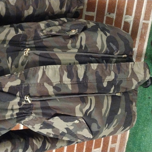 ANA, Women's Camo, Faux Fur Rim hood (removable) Size S. - Picture 6 of 10